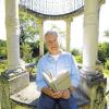 Vor Jahren noch undenkbar: Manfred Zach, der frühere Sprecher der baden-württembergischen Landesregierung, hat am Samstag im Park der Villa Reitzenstein – dem Sitz der Regierungszentrale – in Stuttgart aus seinem Roman „Monrepos oder Die Kälte der Macht“ gelesen.