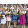 (chk)   Bei herrlichstem Sommerwetter eröffnete Feuerwehrvereinsvorstand Jürgen Clauß gemeinsam mit Bürgermeister Ernst Joßberger und der Günterslebener Weinprinzessin Jasmin Köhler das 36. Straßenweinfest. Zu Gast bei der Eröffnung waren auch zehn weitere Weinhoheiten aus ganz Mainfranken. Mit Musik und guter Laune feierten Gäste aus Nah und Fern das ganze Wochenende. Zum Abschluss gibt es an diesem Montag Kesselfleisch und Knöchli. Die legendäre Bocksbeutelbar in der Scheune von Wilfried Straus sorgt für die bekannten Weine aus dem Günterslebener Sommerstuhl.