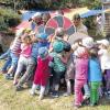 (bd)   „Welche Kleider trug man?“, „Mit was spielten die Kinder damals?“  oder „Wie wurde man ein richtiger Ritter?“ Diese und andere Fragen rund ums Thema Mittelalter beschäftigten die Jungen und Mädchen des Bundorfer Kindergartens in den letzten Wochen vor den Sommerferien. Um die vielen Fragen zu beantworten, kam die Mittelaltergruppe „Custor Casteli“ aus Hammelburg zu Besuch. Dabei durften die Kinder auch mal selbst Ritter spielen und das eine oder andere ausprobieren, was die Gruppe dabeihatte. Das größte Highlight für die Jungen und Mädchen war jedoch ihr Sieg gegen den sogenannten Schildwall aus vier Rittern: Mit viel Kraft und Geschrei wurden die Ritter umgeschmissen (Foto). Einige Tage später war eine Kräuterfrau zu Gast. Sie erzählte den Vorschulkindern, mit welchen Kräutern die Edeldamen seinerzeit ihre Ritter wieder gesund pflegten. Die Kinder durften an allen Kräutern riechen und sie anfassen. Manche Dinge wie einen Hustensirup oder eine Salbe gegen Bauchschmerzen durften sie ausprobieren. Das Mittelalterprojekt des Kindergartens endete mit dem Ritterschlag. Für diese Prüfung hatten die Kinder fleißig geübt: Reiten mit selbst gebastelten Steckenpferden zum Beispiel oder das Singen und Tanzen im Morgenkreis.