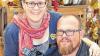 aus Remlingen fotografieren seit acht Jahren Besucher im Gewerbezelt der Laurenzi-Messe. In diesem Jahr haben sie als Hintergrundmotiv das Thema „Weinkeller“ gewählt. „Es muss auf jeden Fall immer dirndltauglich sein“, sagt Michael Butterbrodt. Seine Frau schätzt an der Mess' vor allem das gute Verhältnis zwischen den Ausstellern im Gewerbezelt: „Wir sind wie eine große Familie.“ Die beiden Fotografen buchstabieren an dieser Stelle ihr persönliches Laurenzi-Abc.