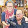 aus Remlingen fotografieren seit acht Jahren Besucher im Gewerbezelt der Laurenzi-Messe. In diesem Jahr haben sie als Hintergrundmotiv das Thema „Weinkeller“ gewählt. „Es muss auf jeden Fall immer dirndltauglich sein“, sagt Michael Butterbrodt. Seine Frau schätzt an der Mess' vor allem das gute Verhältnis zwischen den Ausstellern im Gewerbezelt: „Wir sind wie eine große Familie.“ Die beiden Fotografen buchstabieren an dieser Stelle ihr persönliches Laurenzi-Abc.