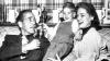 Eine glückliche Familie: Humphrey Bogart und Lauren Bacall 1952 mit Söhnchen Stephen, der Bogarts Oscar stemmt.