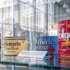 (sg)   Die Deutsch-Amerikanischen Beziehungen sind irgendwie auch kulinarische Beziehungen. Das zeigt die Ausstellung „Schweinfurt und seine Amerikaner“ in der Glashalle des Konferenzzentrums schön. Nicht nur Dokumente, Bilder, ein echtes Care-Paket gibt es zu sehen, sondern auch etwas, das damals, nach dem Krieg, sehr wertvoll war: Kaffee. Richtiger, echter Bohnenkaffee, in schicke Dosen gepackt, wie hier im Bild. Die Ausstellung ist bis zum 21. September zu sehen, täglich von 8 bis 20 Uhr. Wer will, kann sich auch ein paar Anregungen zum Nachmachen holen. Rezepte für Milchshakes aus der Nachkriegszeit liegen aus, und auch eine Anleitung, wie man einen klassischen amerikanischen Truthahn zubereitet. Und wer schon immer mal wissen wollte, wie sich Cheerleader fühlen oder wie schwer ein Football-Helm ist, findet dort die entsprechenden Requisiten.