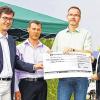 Der SC Heuchelhof zeigt Engagement: OB Christian Schuchardt sowie die Vereinsvorstände Andrej Mutas und Heinz Reinders überreichen der Kita-Leiterin Christl Silberschneider einen Spendenscheck.