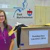 Was so alles auf der Mess' liegenbleibt: Kerstin Jeßberger vom Bürgerbüro der Stadt Marktheidenfeld mit dem Karton Fundsachen von der Laurenzi-Messe 2014.