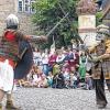 (jos)   Die „Trimburger Ritterschaft“ inszeniert mit rund 200 Akteuren aus ganz Deutschland am Wochenende 23./24. August das fünfte Mittelalterspektakel in Steinau an der Straße. Vor der historischen Kulisse des Schlosses, im Schlosshof und auf dem Marktplatz „Am Kumpen“ finden Schwertkämpfe und Gerichtsbarkeit statt, Gaukler, Zauberer und Geschichtenerzähler unterhalten Jung und Alt und Handwerker führen ihre teilweise längst ausgestorbenen Berufe vor. In über 100 Zelten erhält der Besucher Einblick in mittelalterliches Lagerleben und an beiden Tagen wird der Markt mit einem historischen Umzug aller gewandeten Akteure eröffnet. Nähere Informationen unter www.trimburger-ritterschaft.de