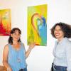 Daniela Köhler (links) aus Bastheim zeigt im Landgasthaus Rhönblume ihre aktuellen Acrybilder. Das Bild zeigt sie mit Wirtin Traudl Simon-Trensch bei der Ausstellungseröffnung.