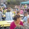 (cd)   Anlässlich des 1100-jährigen Bestehens von Hemmersheim fand am Wochenende eine Weinprobe statt. Das kleine Weinfest auf den Dorfplatz hinter der Kirche ist eine der Feierlichkeiten im Jubiläumsjahr. Veranstalter des erstmalig stattfindenden Festes war der Musikverein. Mit über 50 Teilnehmern an der Weinprobe war Vorsitzender Josef Drdlicek hoch zufrieden. Der Wein stammt aus Iphofen. Wilhelm und Andrea Lutz brachten nicht nur ihren Wein mit, sondern auch ihre Tochter. Christina Lutz ist die amtierende Weinprinzessin von Iphofen. Die Hemmersheimer Musikanten spielten auf und die Musikerfrauen brutzelten Steaks und Würste, belegten Broten und schenkten Wein aus.