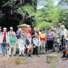 (amk)   Vor kurzem wanderte der Spessartverein Lohr vom Waldparkplatz Wiesbüttsee, gleich ge-genüber dem Campingplatz, zum Dr.-Karl-Kihn-Platz, in der Nähe der Kreuzung von Eselsweg und Birkenhainer Straße. Kihn war Initiator für die Gründung des Spessartbundes, er gilt außerdem als einer, der die Erschließung des Spessarts als Kulturlandschaft vorangetrieben hat. Die Wanderführung lag in den Händen von Andreas Rambach, der sehr viel Interessantes über Baum und Wald, Wege und Historie zu erzählen wusste. Über die Kreuzkapelle ging es weiter nach Wiesen, am Jagdschloss vorbei. Einkehr zur Mittagsrast im Gasthaus „Berghof“. Am Wiesbüttsee wurde die Rundwanderung nach elf Kilometern beendet. Das Bild entstand vor dem Denkmal für Dr. Karl Kihn.