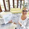 Klinik wirbt um reiche Russen: Xenia Hübner, Mitarbeiterin des Universitätsklinikums Freiburg, zeigt zwei Informationsbroschüren in Englisch und in Russisch von der Repräsentanz des Universitätsklinikums Freiburg, in Baden-Baden.