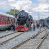 (mr)  Am Samstag, 6. September, führt der Eisenbahnverein „UEF Historischer Dampfschnellzug“ einen Dampfsonderzug  ab Stuttgart durch.  Jeder Interessierte kann teilnehmen. Der D-Zug fährt früh ab Stuttgart Hauptbahnhof gezogen von einer E-Lok mit Zustieghalten in Ludwigsburg, Bietigheim-Bissingen nach Heilbronn. Dort übernimmt die vereinseigene Schnellzugdampflok 01 1066 den Zug. Mit dieser Traktion geht es dann über Osterburken, Lauda, Würzburg und Schweinfurt nach Meiningen. In Meiningen feiert das Dampflok-Ausbesserungswerk sein Jubiläum „100 Jahre Ausbesserungswerk“. Die Stadt Meiningen mit ihrer sorgfältig restaurierten Altstadt bietet eine Alternative. Am späten Nachmittag geht es wieder zurück mit Dampf nach Heilbronn und dann mit E-Lok nach Stuttgart. Der historische Sonderzug, bestehend aus gemütlichen nostalgischen Abteilwagen aus den 30er und 50er, wird einen Speisewagen mitführen, in dem für das leibliche Wohl gesorgt wird. Weitere Informationen beim Verein „UEF Historischer Dampfschnellzug e.V.“ unter  (07 11) 1 20 97 05, E-Mail info@schnellzuglok.de