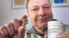 Haschisch auf Rezept: Günter Weiglein zeigt eine getrocknete Cannabisblüte und die dazugehörige Medizindose.