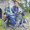 (ak)   In zwei Wochen mit dem Fahrrad über 1000 Kilometer von Hamburg bis nach Österreich zu fahren – dieses ehrgeizige Ziel haben sich Cornelia Windscheid (links) und Sabine Haase gesteckt. In Bad Königshofen legten sie am Wochenende eine zweitägige Ruhepause ein und entspannten sich in der Frankentherme, bevor es am Sonntagmorgen weiter ging bis nach Bamberg und in den folgenden Tagen dann über Nürnberg und Südbayern bis in die Steiermark. „Bad Königshofen lag einfach in der Mitte unserer Tour, und deshalb haben wir entschieden, hier eine längere Pause einzulegen“, erzählt Cornelia Wind-scheid. Zudem sei man froh darüber gewesen, ganz in der Nähe der Frankentherme ein Ferienhäuschen zum Übernachten gefunden zu haben.