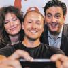 Selbstporträt mit TV-Promis: Cinemaxx-Besucher macht ein Selfie mit Sabine Vitua und Bastian Pastewka.