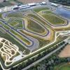 Das neue Audi-Fahrzentrum ist am Samstag in Neuburg an der Donau eröffnet worden. Auf dem 47 Hektar großen Gelände befinden sich das „Kompetenzzentrum Motorsport“, eine Abteilung für Technische Entwicklung, eine Teststrecke von insgesamt 3,4 Kilometern Länge sowie eine 30 000 Quadratmeter große sogenannte Dynamikfläche, auf der etwa Schleuderübungen durchgeführt werden. Zu den Kosten sagte eine Sprecherin von Audi, es sei „eine Summe im oberen zweistelligen Millionenbereich“ investiert worden. 460 Mitarbeiter sollen hier künftig arbeiten.