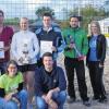 Erfolgreich beim Gedächtnisturnier can-cup: Auf der Anlage des Tennisclubs Wiesenfeld zeichneten Schirmherr Ingo Röder und die Organisatoren Christian Amthor und Kathrin Weitzel die erfolgreichen Teams im Beachvolleyball und Mixed-Tennis mit Wanderpokalen aus. Im Bild die Erstplatzierten von links: Christopher Schuhmann, Monika Schuhmann, Stefan Plehn, Andreas Frank, Jessica Schneider, Michael Schneider, Andreas Wagler, Ronja Betz, Daniel Brodkorb und Schirmherr Ingo Röder. Vorne kniend die beiden Organisatoren Kathrin Weitzel und Christian Amthor.
