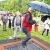 Gerätekunde: Bei einer kleinen Führung stellte Reinhold Meurer die „Spielgeräte“ vom Glockenspiel über das Trampolin bis zum Labyrinth und Klangzaun im Gesundheitsgarten vor.