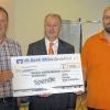 (geri)   Einen Spendenscheck von 1000 Euro überreichte Reiner Türk, Vorstandsvorsitzender der VR-Bank Rhön-Grabfeld, an Marco Seith (links) und David Schmitt (rechts), die beiden Vorsitzenden des Gesang- und Musikvereins Großbardorf. Mit einem Kreismusikfest feierte das Blasorchester Ende Juli sein 45-jähriges Bestehen. Von den Vorbereitungen und Orchesterproben für die Festaktivitäten ließen sich die Mitglieder des Vereins auch durch einen Wasserschaden im Probenraum nicht beeinträchtigen. Mit vereinten Kräften trugen alle zum Gelingen bei. Die durch das Wasser entstandenen Schäden sind mittlerweile beseitigt, der Probenraum ist saniert. Dies und vor allem das 45-jährige Jubiläum sind eine Anerkennung wert, meint Reiner Türk und wünscht dem Verein viel Erfolg bei allen Vorhaben und weiter engagierte Mitglieder.
