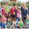 Hatten Spaß in den Ferien: Kinder mit einigen Eltern und Betreuern (hinten links: Nils Hermanski) bei der Abschlussfeier des Ferienpasses am Mainufer in Kitzingen.
