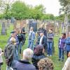 Aktionstag auf dem Friedhof: Eine Gruppe des DGB nahm den Antikriegstag zum Anlass für einen historischen Rundgang zum Thema „Jüdisches Leben und Kultur in Laudenbach“. Das Bild zeigt die Gruppe auf dem jüdischen Friedhof von Laudenbach.