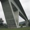 Hat „lediglich“ größere Schäden: Die über 30 Jahre alte Maintalbrücke für ICEs bei Langenprozelten.