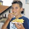 Knabber-Freuden: Ein Fan der Humprechtshäuser Dätscher ist auch Felix (15), der Sohn von Anette und Werner Stephan.