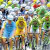 Tour de France: Neun der 18 Teams fuhren mit Rädern, die Wälzlagerkäfige der Firma Ros aus Schweinfurt bewegten, auch der Sieger Vincenco Nibali (gelbes Trikot) aus dem Rennstall Astana Unser Bild zeigt die Radsportler auf der Strecke von Evry nach Paris am 27. Juli 2014.