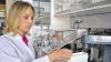Alles okay? Dr. Tanja Grünewald begutachtet Fleischproben im Labor.