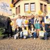 (bjk)   Zehn Geschäftsleute aus Burgsinn wollen Amazon und Co. trotzen. So viele kamen am Freitag zum offiziellen Auftakt der Aktion „Lass den Klick in Deiner Stadt!“ in Burgsinn. Mit der Initiative wollen die Mediengruppe Main-Post und das Funkhaus Würzburg (Radio Gong/Radio Charivari) die heimische Geschäftswelt stärken und den Kunden aufzeigen, welche Vorteile ein Einkauf vor Ort hat. Denn darum geht es bei der Aktion: Die Infrastruktur der Städte und Gemeinde zu stärken, indem die Kunden dafür sensibilisiert werden, in ihrer Stadt, in ihrer Gemeinde einzukaufen anstatt im Internet. Main-Post-Verkaufsleiter Julius Schmitt: „Es hat keiner was davon, wenn bei den Großen, wie Amazon und Zalando und so weiter, eingekauft wird. Das Geld sehen wir nie wieder.“ Peter Welzenbach, Vorsitzender Werbegemeinschaft Burgsinn vom Modehaus Welzenbach, freut sich über die Aktion: „Gegen die Großen anzukämpfen ist heute nicht selbstverständlich.“ Teilnehmende Geschäfte sind durch die Plakate an den Schaufenstern erkennbar. Auf dem Bild zu sehen sind (von links) Julius Schmitt (Verkaufsleiter West der Mediengruppe Main-Post), Nora Alzheimer (Krug Optik), Christin Fischer (Hautsache Kosmetik), Ulrich Willecke (Rathausapotheke), Sara Lorenz (Saras Postladen), Michael Mitzkat (Das Lagerhaus), Petra Muthig (Metzgerei Muthig),  Petra Thierfelder (Raumausstattung Kress), Frank Rützel (Elektro Kistner-Rützel),  Sabine Bott (Reiseagentur Bott), Thorsten Peter (Main-Post, Anzeigenberater), Peter Welzenbach (Vorsitzender der Werbegemeinschaft Burgsinn), Beate Köhler (Main-Post, Anzeigenberaterin).