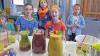 (kpe)   Beim Ferienprogramm des Obst- und Gartenbauvereins Oberstreu am vergangen Mittwoch verging der Nachmittag wie im Flug. Zuerst machten sich die Kinder auf den Weg, um Früchte, Wildkräuter und Salat für Smoothies zu sammeln. Mit vollen Körben ging es zurück ins Kelterhaus, wo die Kinder mit Feuereifer Zwetschgen entkernten, Obst schnippelten und Kräuter zupften, die im Mixer zu schmackhaften bunten Smoothies verarbeitet wurden. Derweil wurden im Holzbackofen Fladen gebacken, welche die Kinder individuell belegt hatten und anschließend mit großem Appetit verspeisten. Zum Abschluss gab es leckere Cupcakes, die die größeren Kinder liebevoll verziert hatten.