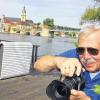 Nicht ohne Sonnenbrille und Kamera: Wenn Polizeihauptkommissar a.D. Helmut Beer auf Foto-Pirsch geht, hat er seine treuesten Diener immer griffbereit.