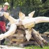 Der Bildhauer Jo Winter in Aktion: Vom 8. bis 13. September wollen elf Bildhauer aus Bäumen, die im Februar 2012 im Stuttgarter Schlossgarten gefällt worden sind, Skulpturen schnitzen.