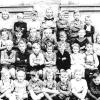 Große Kinderschar: die Volksschulklasse von Holger Eisentraut.