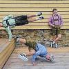 (kab)   Diesmal ist es nicht klassische Musik, die auf Breakdance trifft – diesmal geht die Dancefloor Destruction Crew (DDC) einen ganz anderen Weg. Die Tänzer kombinieren erstmals alpenländische Volksmusikklassiker und Schuhplattler mit fetzigen Beats & Breakdance. Gemeinsam mit Musiker und Produzent Michael Schönmeier haben sich die Jungs der DDC ausgewählte Volksmusikstücke für sich „tanzbar“ gemacht. Entstanden ist so eine außergewöhnliche und witzige Collage aus Volksmusikklassikern und aktuellen Hits, aus Tradition und Moderne, aus Trachten und Turnschuhen, wie es in einer Pressemitteilung heißt. Das Ergebnis gibt es an diesem Wochenende zu sehen – als Showpremiere vor mehreren Tausend Zuschauern beim „Aufsteirern“ in Graz. Am Sonntag, 14. September, zwischen 14 und 15 Uhr, sendet Servus.tv eine Stunde live aus Graz und wird auch die DDC vorstellen. Zwei Wochen später steht DDC in München zur „Wiesn“ auf der Bühne im Löwenbräufestsaal. Mit der neuen Show will man übrigens auch internationale Kunden ansprechen, so Oliver Schulte, Manager der DDC. Die Breakdancer in Lederhosen (von links): Krzysztof Malicki, Marcel Geißler und Michael Lamprecht.