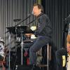 Eingespieltes Team: Die drei Musikanten ergänzten sich vollendet bei den religiösen Chansons, die Clemens Bittlinger komponiert und getextet hatte. Im Bild links Gitarrist Adax Dörsam, in der Mitte Clemens Bittlinger und rechts Perkussionist David Kandert.