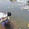 Hilfe dringend nötig: Etwa die Hälfte der Menschen auf der Erde hat keinen Zugang zu sauberem Trinkwasser. Die Lohrer Firma Mösslein Wassertechnik geht nun mit einer Technologie an den Markt, die mit dezentralen Anlagen aus schmutzigem Wasser unbedenkliches Trinkwasser machen kann. Das Bild zeigt ein Kind, das in Indien in einem völlig verschmutzten Fluss steht, der rund drei Viertel der in der Umgebung lebenden Menschen mit Trinkwasser versorgt.