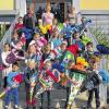 (ger)   19 Erstklässler wurden in die 1b der Grundschule am Dürerweg eingeschult. Mit im Bild (hinten, von links) Rektorin Gisela Schott, Klassenleiterin Ulrike Schütz und Sonderschullehrerin Eva Kinkelin.FOTO: Langer