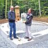 Hier soll er stehen: Stolz präsentieren Lothar Kiennen und Antje Julke schon mal das Modell des 270 000 Euro teuren neuen Aussichtsturmes im Guttenberger Forst. Bis zum Würzburger Waldtag in elf Tagen soll das Original dann auf dem Fundament stehen, hoffen sie.