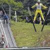 Abgehoben: Achim Krehl aus Zschopau fliegt auf der K-50-Schanze im V-Stil dem Tal entgegen.