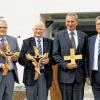 Starke Symbole: die von Auszubildenden des Schreinerhandwerks kunstvoll gefertigten Kreuze wurden von Domkapitular Clemens Bieber (Vorsitzender des Caritasverbandes der Diözese Würzburg), BBW-Leiter Andreas Halbig, Provinzialvikar Pater Franz-Ulrich Otto (Salesianer Don Boscos), MdL Paul Lehrieder, dem ehemaligen bischöflichen Finanzdirektor Adolf Bauer und Bürgermeister Jürgen Götz präsentiert.
