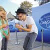 (ue)   „Ich bin (vielleicht) ein Star, lasst mich hier rein“: Deutschlandweit sind seit August wieder die RTL-Casting-Trucks unterwegs, auf Kandidatensuche für die zwölfte Staffel „Deutschland sucht den Superstar“ 2015. Erstmals steuern die  „Headhunter“ von Lästerzunge Dieter Bohlen auch Polen und andere fremdsprachige europäische Nachbarn an, insgesamt acht Länder und 49 Städte: laut Sender die größte Tour, die es je gab.  Am Mittwochnachmittag machte der 15 Meter lange Casting-Laster, mit eingebautem Studio, nun am Schweinfurter Schillerplatz Station, zeitgleich zum Mittleren Waisenhaus-Platz in Bern. Frei nach Dichterfürst Schiller („Von des Lebens Gütern allen, ist der Ruhm das höchste doch“) bot die Crew Gesangstalenten zwischen 16 und 30 Jahren Gelegenheit, bei einer „Audition“ im Truck auch unangemeldet vorzusingen oder zu spielen: eine Möglichkeit, sich für die Jurycastings im Fernsehen zu qualifizieren. Anders als im Vorjahr blieb der Zustrom an Casting-Willigen aus der Stadt und größerer Umgebung doch eher verhalten. Einen gewissen Promistatus (und einige Castingerfahrung) besitzt bereits Sebastian Schmidt aus Schrozberg (Landkreis Schwäbisch Hall). Der 20-jährige Musikstudent aus Baden-Württemberg schaffte es 2011, bei Vox, in die Vorrunde von „X-Factor“, auch „Spiegel online“ berichtete. Das „Aussieben“ für DSDS in Stuttgart hat das Nachwuchstalent am Samstag verpasst, also fuhr Sebastian an den nahen Main und kam dort prompt mit Robbie Williams, Charme, Melone und Gitarre weiter. Vor dem Truck warteten dann zwei junge Autogrammjägerinnen.