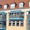 (rtg)   Der Holzboden glänzt, die Möbel riechen neu, und durch die Gänge weht der Duft frischer Farbe. Nichts erinnert mehr an den verheerenden Brand, der 2011 in der Fachakademie für Sozialpädagogik St. Hildegard gewütet und einen Schaden in Millionenhöhe verursacht hat. Pünktlich zum Beginn des neuen Schuljahres sind die angehenden Erzieherinnen und Erzieher zurück in der Peterpfarrgasse. Neugierig liefen Hunderte von Studierenden in die Aula, vorbei an einem großen bunten Willkommensplakat, das die Kinder des benachbarten Kindergartens St. Hildegard gebastelt hatten. Während die Kleinsten bereits vor zwei Jahren in ihre Räumlichkeiten zurückkehren konnten, hat sich die aufwendige Renovierung der Fachakademie über drei Jahre erstreckt. „Sie dürfen diese Räume nun mit Leben füllen“, begrüßte Schulleiter Thomas Steigerwald die jungen Frauen und Männer der Studienjahre eins und zwei, die einen neuen Abschnitt ihrer fünfjährigen Ausbildung starten. Nur wenige unter ihnen kannten das Gebäude bereits vor dem großen Brand, heißt es in einer Mitteilung der Fachakademie. Umso größer war das Interesse an den modernisierten Klassenzimmern, der neuen Cafeteria sowie dem Musik- und Werkraum. Auch Manfred Steigerwald, Geschäftsführer der Caritas-Schulen GmbH, der die Akademie angeschlossen ist, begrüßte den Erzieher-Nachwuchs. Danach gab es für jedes Klassenzimmer ein Kreuz. „Die Kreuze waren schon einmal hier, sind nach dem Brand mit uns ins Ausweichquartier zum Heuchelhof gezogen und nun wieder zurück“, erklärte ein Lehrer.