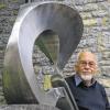 Wo Gedanken entschwinden: Künstler Ernst Fries mit seiner Skulptur aus Edelstahl vor der Musikschule Höchberg. THERESA MÜLLER