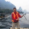 Beruf und Abenteuer: Der in Karlstadt aufgewachsene Raphael Wischert ist jetzt Chemiker in Shanghai und nutzt die Freizeit gerne zu Ausflügen in und um China. Hier unternimmt er mit Freunden eine Bootsfahrt auf dem Lijiang (Li-Fluss) im Südosten Chinas, Provinz Guangxi. Der Fluss ist gesäumt von den berühmten Karstbergen.