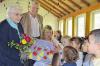 Abschied: 33 Jahre hat Dorothea Schneider (links) die Selbsthilfegruppe Krebsnachsorge geleitet. Dafür dankten ihr Dekan i. R. Gerhard Hausmann, Anne Zeisner und die Arche-Noah-Kindergartenkinder. Abschied: 33 Jahre hat Dorothea Schneider (links) die Selbsthilfegruppe Krebsnachsorge geleitet. Dafür dankten ihr Dekan i. R. Gerhard Hausmann, Anne Zeisner und die Arche-Noah-Kindergartenkinder.