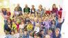 (sc)   Traditionell statteten auch in diesem Jahr wieder Bernd Werner und Ludwig Klarmann (Vorsitzender und Kassier) vom Fanfaren- und Spielmannszug Hofheim am Kirchweihmontag den Kindern in der Kindertagesstätte St. Josef einen Besuch ab. Die beiden übergaben an die rund 70 Kinder und ihre Erzieherinnen Bratwurst- und Limogutscheine. Außerdem war die Chefin Johanna Schramm vom Vergnügungspark Schramm dabei und verschenkte Freikarten an die Kinder. Die Kleinen dürfen ihre Runden auf dem Kinderkarussell drehen und die Großen dürfen am letzten Kirchweihtag Autoscooter fahren. Unser Bild zeigt einen Teil der Kinder mit ihren Erzieherinnen und (hinten von links) Bernd Werner, Ludwig Klarmann und Johanna Schramm.