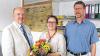 (thal)   Zur Geschäftserweiterung gratulierte im Namen der Stadt Gemünden stellvertretender Bürgermeister Werner Herrbach (links) den Inhabern des Nachhilfestudios Geyer, Ralf und Julia Geyer, die derzeit noch in der bisherigen Adresse Bahnhofstraße (Hotel Schäffer) tätig sind. Ab 1. Oktober bieten die Dienstleister neben der bisher schon angebotenen qualifizierten Nachhilfe in allen Fächern und in allen Klassen auch Ergotherapie in den neuen Räumen in der Scherenbergstraße 1a an. Das Ergotherapieteam arbeitet ursachenorientiert nach der Lernwerk-Methode und umfasst die Senioren-, Neuro- und Rehabereiche, Eltern/Kind Training sowie Ergotherapie für Kinder im Alter von drei bis sieben Jahren. Therapien sind auch abends und an Samstagen möglich. Nähere Informationen und Beratung unter Telefon: (0 93 51) 6 05 85 22 oder 0152 561 39004, Montag bis Samstag, von 9 Uhr bis 19 Uhr.