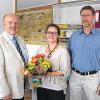 (thal)   Zur Geschäftserweiterung gratulierte im Namen der Stadt Gemünden stellvertretender Bürgermeister Werner Herrbach (links) den Inhabern des Nachhilfestudios Geyer, Ralf und Julia Geyer, die derzeit noch in der bisherigen Adresse Bahnhofstraße (Hotel Schäffer) tätig sind. Ab 1. Oktober bieten die Dienstleister neben der bisher schon angebotenen qualifizierten Nachhilfe in allen Fächern und in allen Klassen auch Ergotherapie in den neuen Räumen in der Scherenbergstraße 1a an. Das Ergotherapieteam arbeitet ursachenorientiert nach der Lernwerk-Methode und umfasst die Senioren-, Neuro- und Rehabereiche, Eltern/Kind Training sowie Ergotherapie für Kinder im Alter von drei bis sieben Jahren. Therapien sind auch abends und an Samstagen möglich. Nähere Informationen und Beratung unter Telefon: (0 93 51) 6 05 85 22 oder 0152 561 39004, Montag bis Samstag, von 9 Uhr bis 19 Uhr.