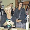 Handwerkskunst: Cornelia Müller bei der Führung durch ihre Goldschmiedewerkstatt.FOTO: Gudrun Klopf
