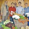 Zeugnisse und Gratulationen: Die Besten bei den Abschlussprüfungen der Gärtnerinnen und Gärtner im Regierungsbezirk Unterfranken waren (von links) Andreas Munak (Zierpflanzenbau, Bad Kissingen), Johannes Holubar (Garten- und Landschaftsbau, Marktbreit), Viviane Reichwein (Werker im Zierpflanzenbau, Alzenau). Elmar Gimperlein (ganz links) und Dietmar Linder (hinten) gratulierten.